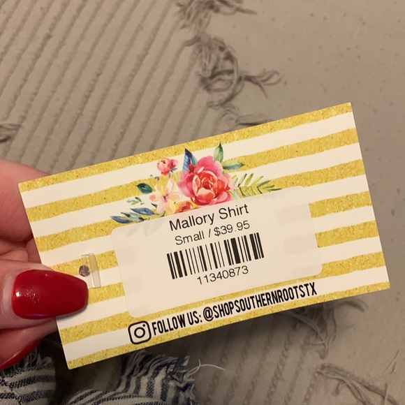 ⭐️NEW WITH TAGS navy and white cropped button down tank top - Picture 3 of 3